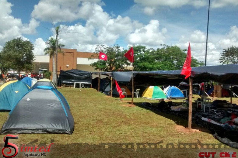 A LUTA CONTINUA: Acampados SIMTED de Aquidauana e mais 72 Sindicatos mantém base na frente da casa do deputado Carlos Marun
