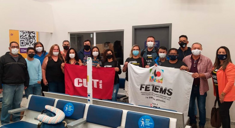 Contra a PEC-32 FETEMS pressiona parlamentares no aeroporto de Brasília